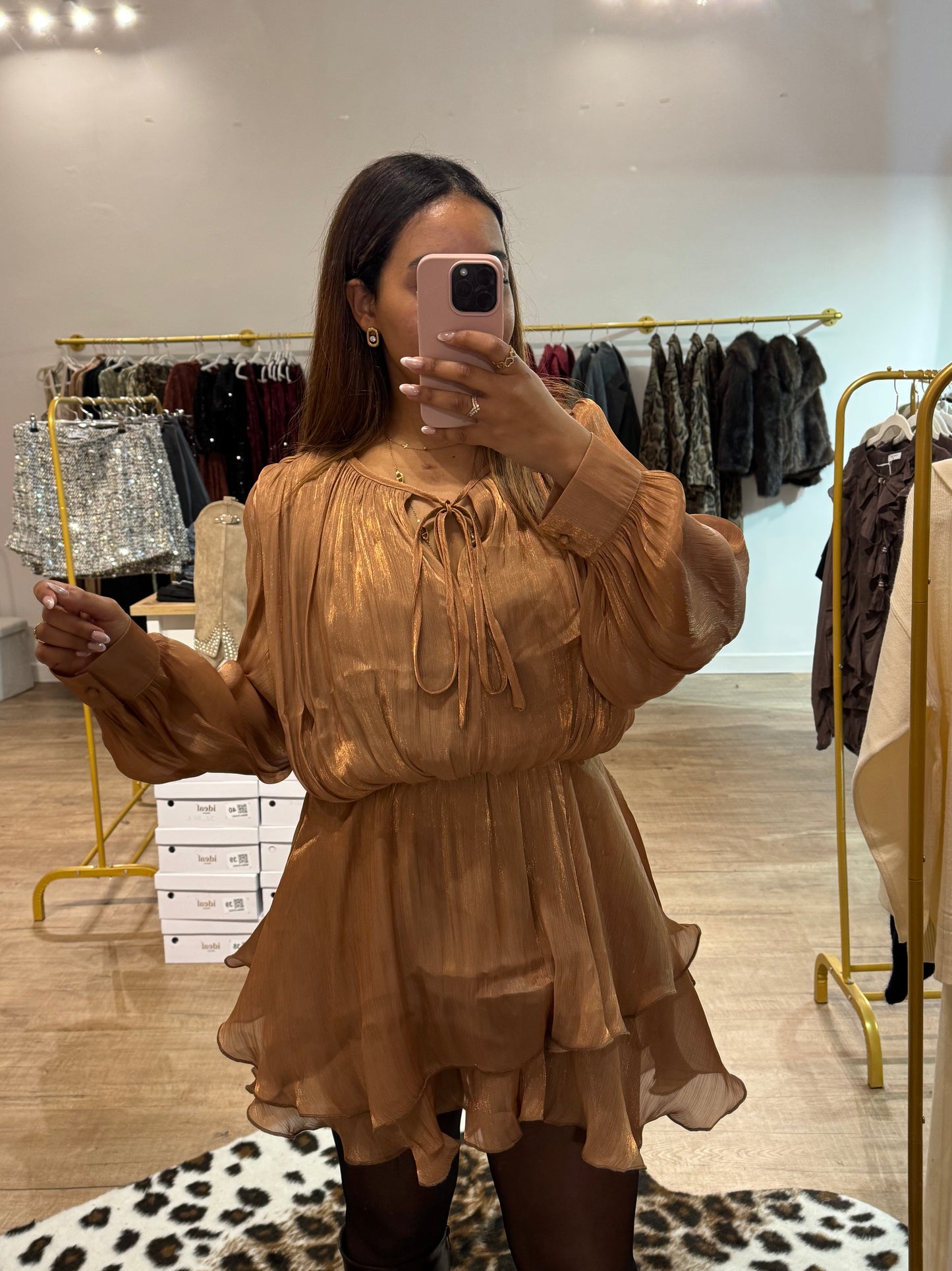 Robe cuivrée scintillante à volants