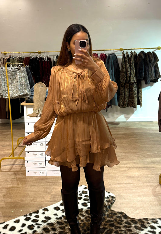 Robe cuivrée scintillante à volants