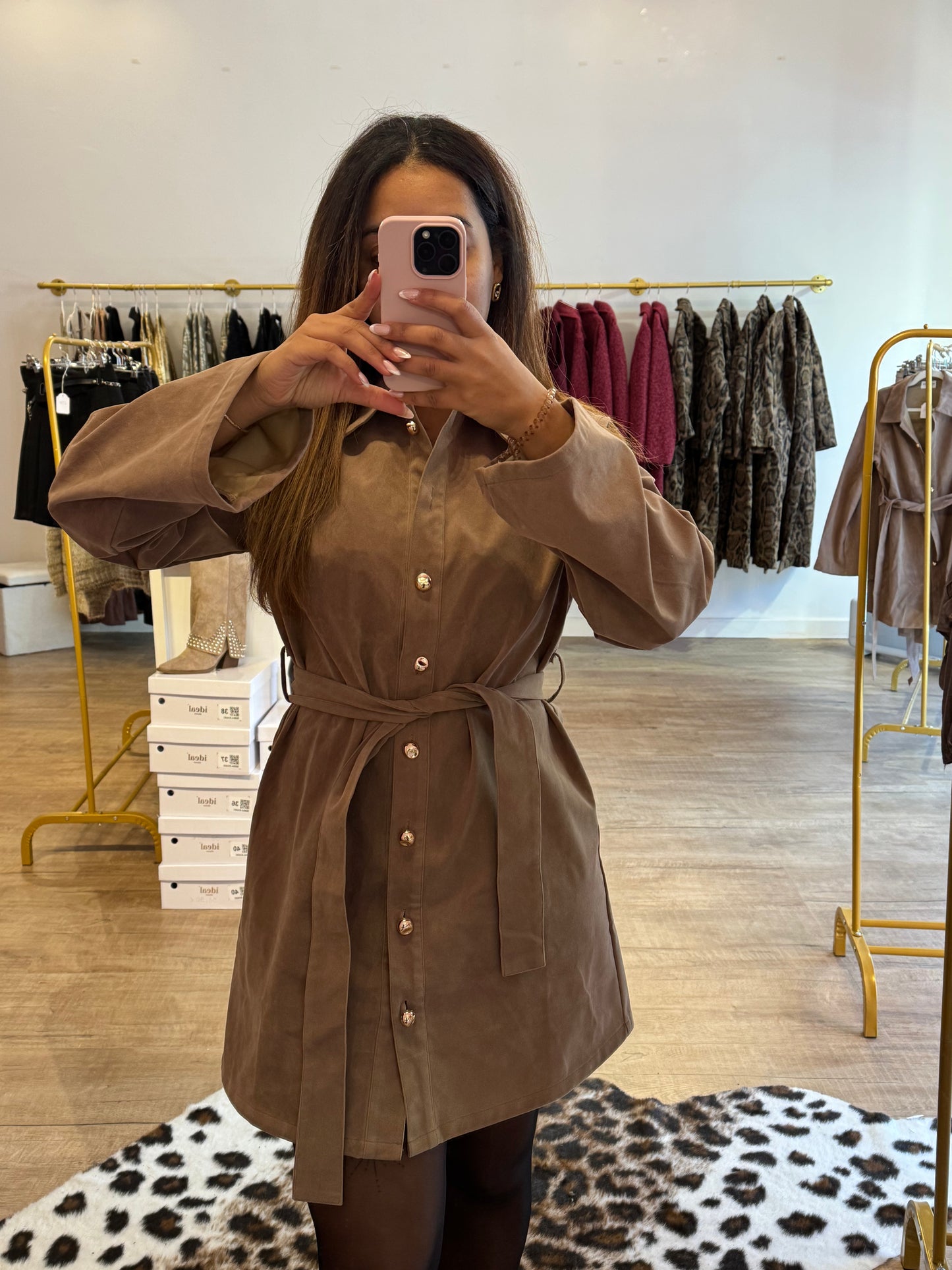 Robe effet cuir beige ceinturée à boutons dorés
