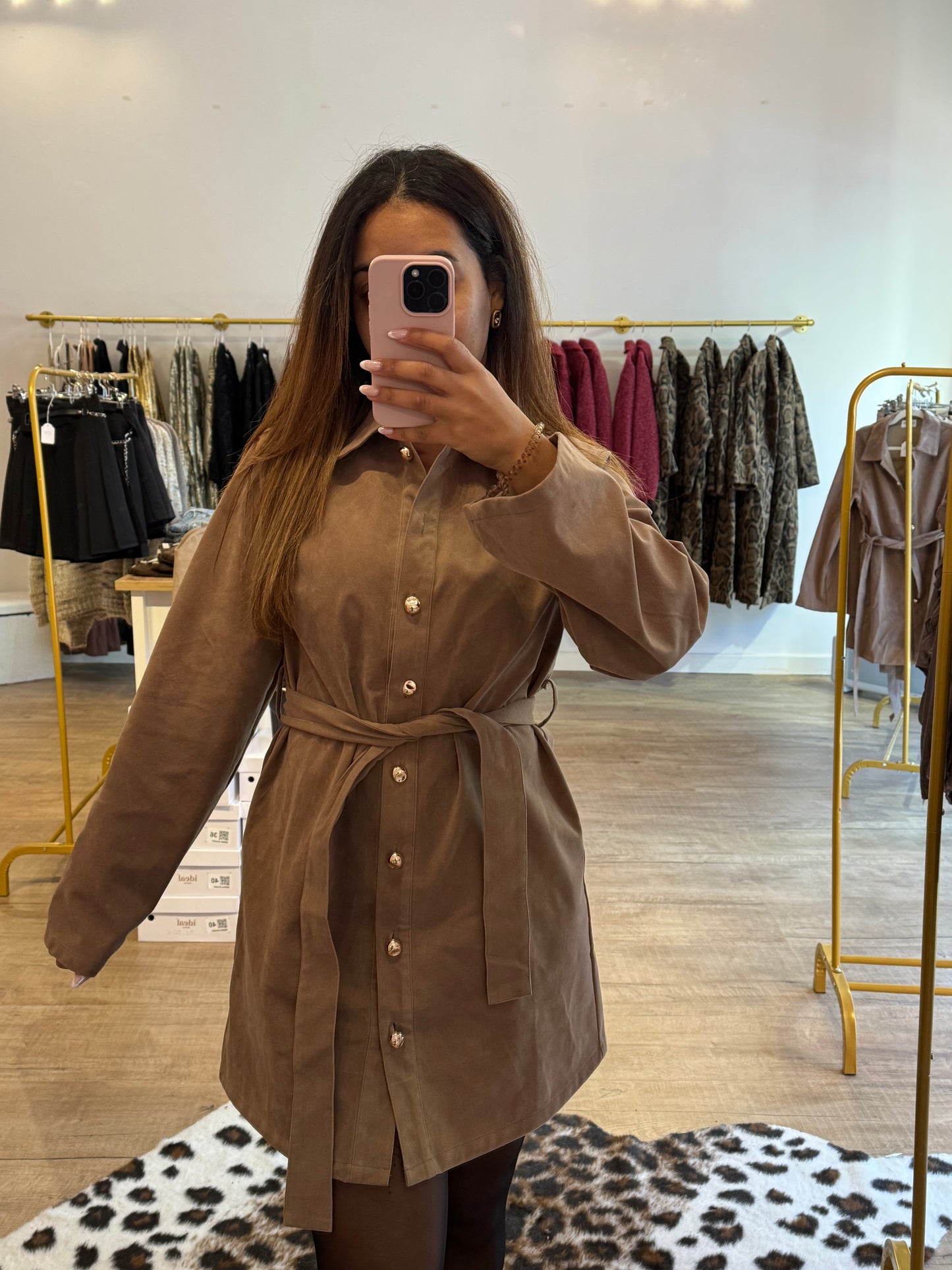 Robe effet cuir beige ceinturée à boutons dorés