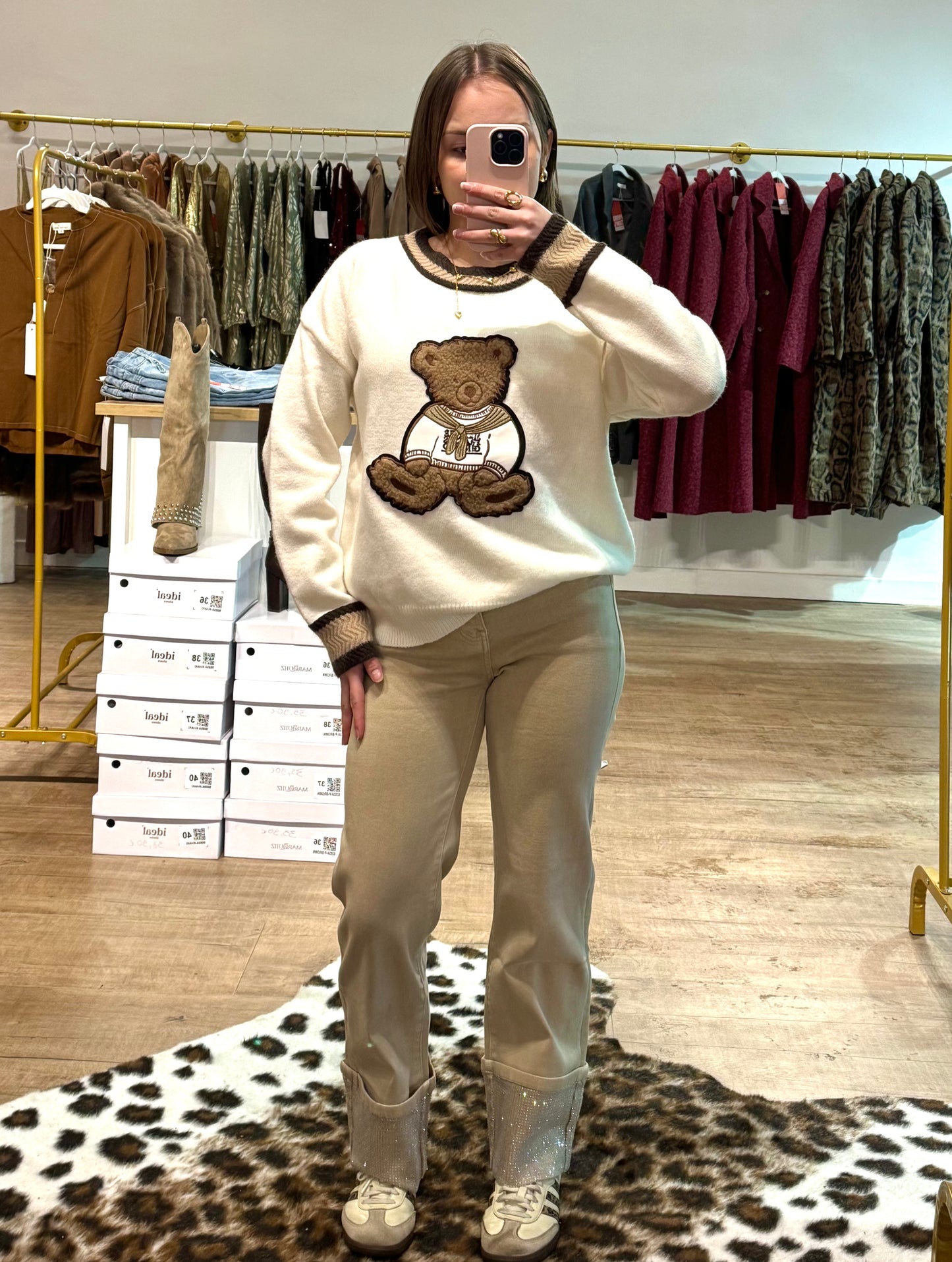 Jean beige à ourlet strassé