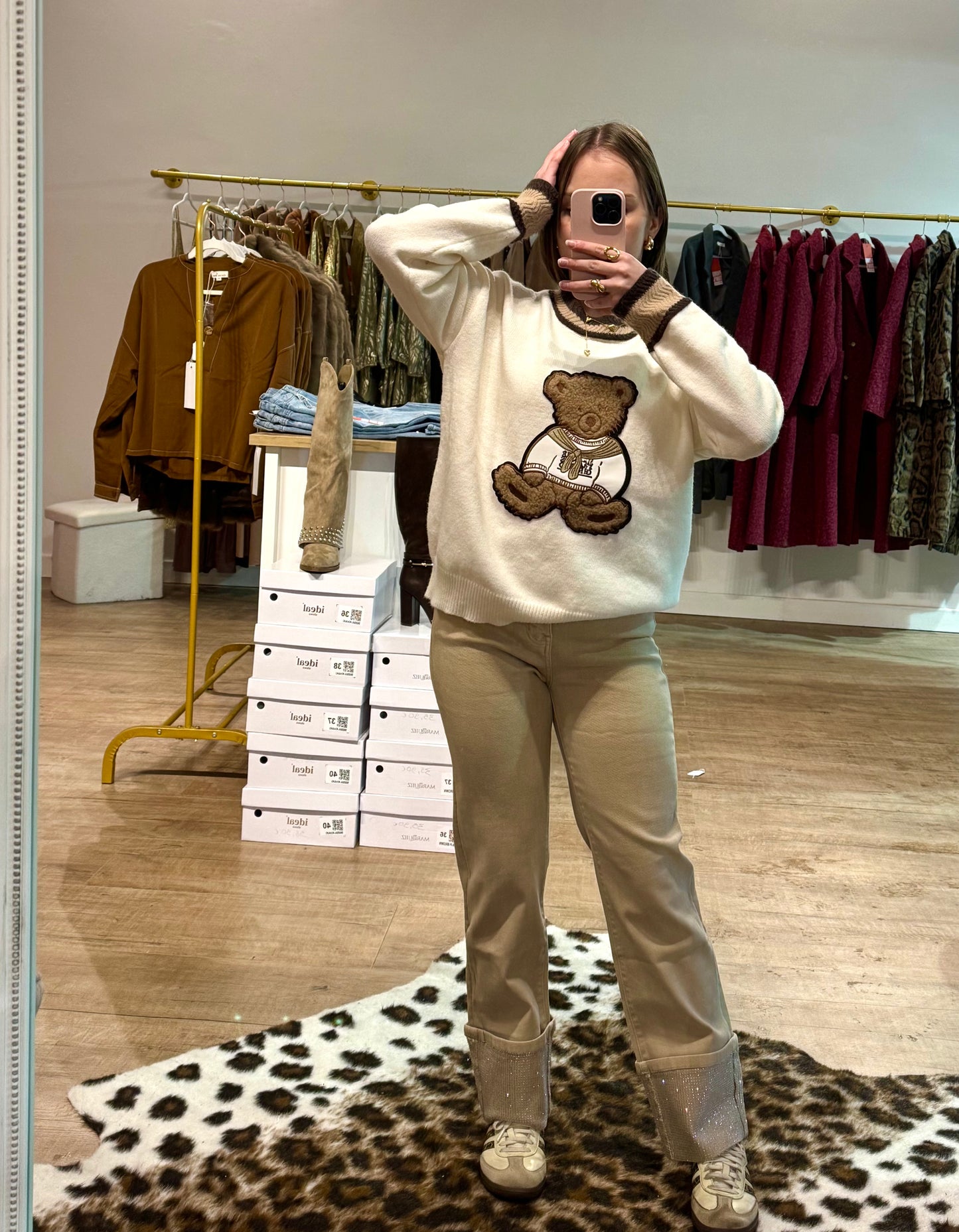 Jean beige à ourlet strassé