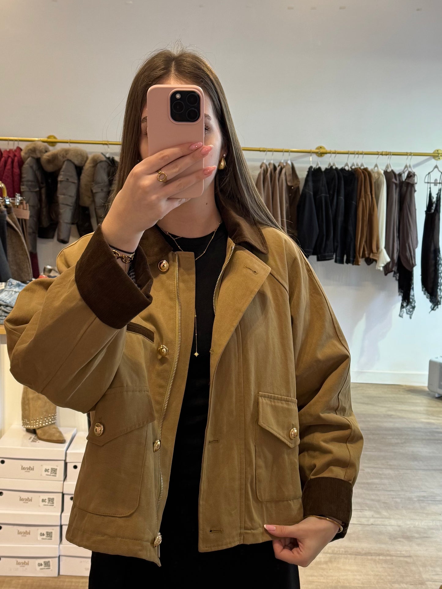 Veste marron à boutons dorés