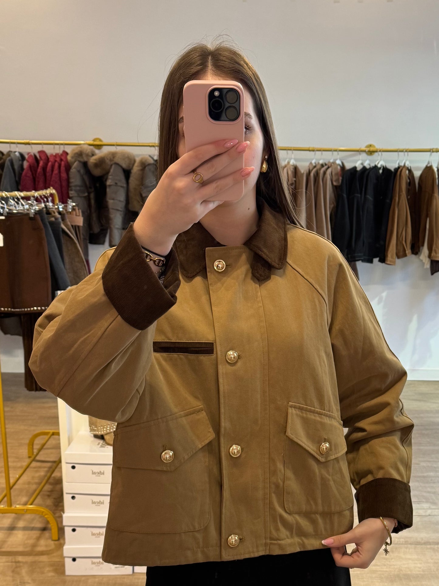 Veste marron à boutons dorés