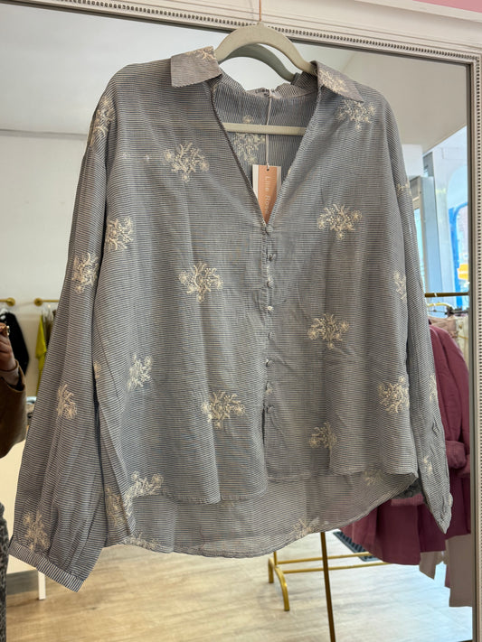 Chemisier bleu à fines rayures et détails floraux